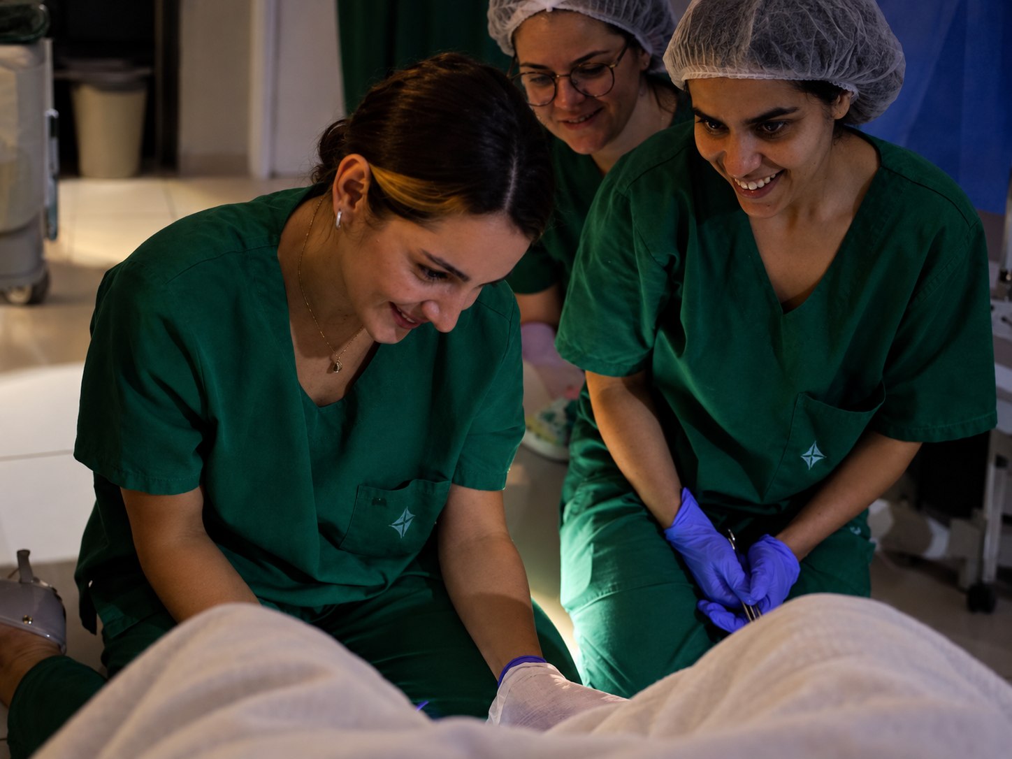 Dra. Amanda Guerra e equipe durante o cuidado no parto